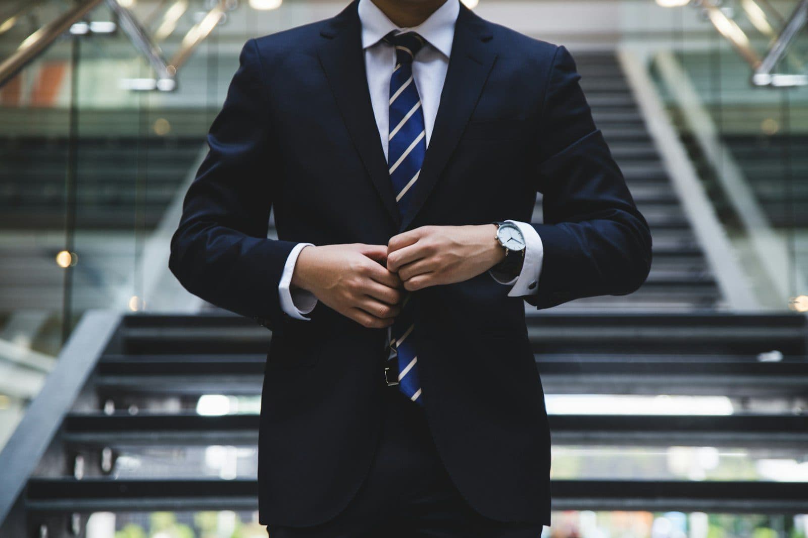 Dirigeant en complet boutonnant sa veste